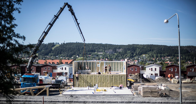 Byggkran intill en byggarbetsplats i ett bostadsområde i Östersund.