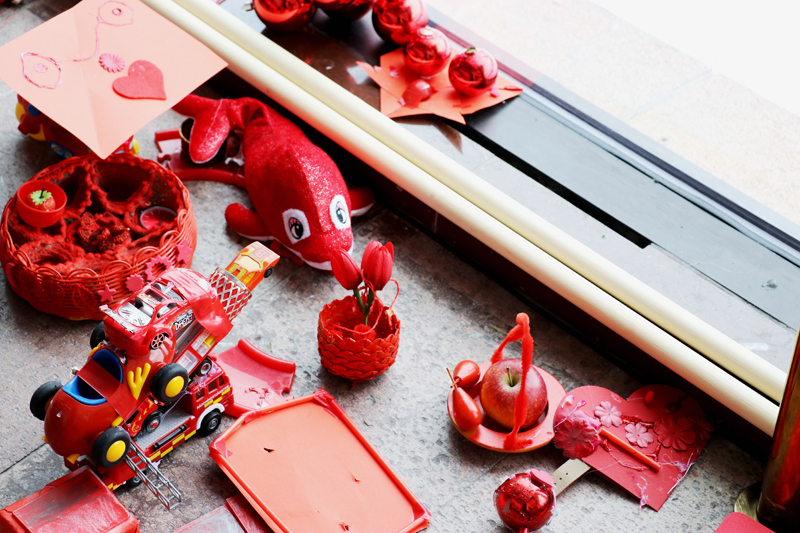 Resultatet av "Rött som i...", en pedagogisk workshop för barn i alla åldrar arrangerad av Svenska kyrkan och Länskulturen. Foto: Anton Säwström