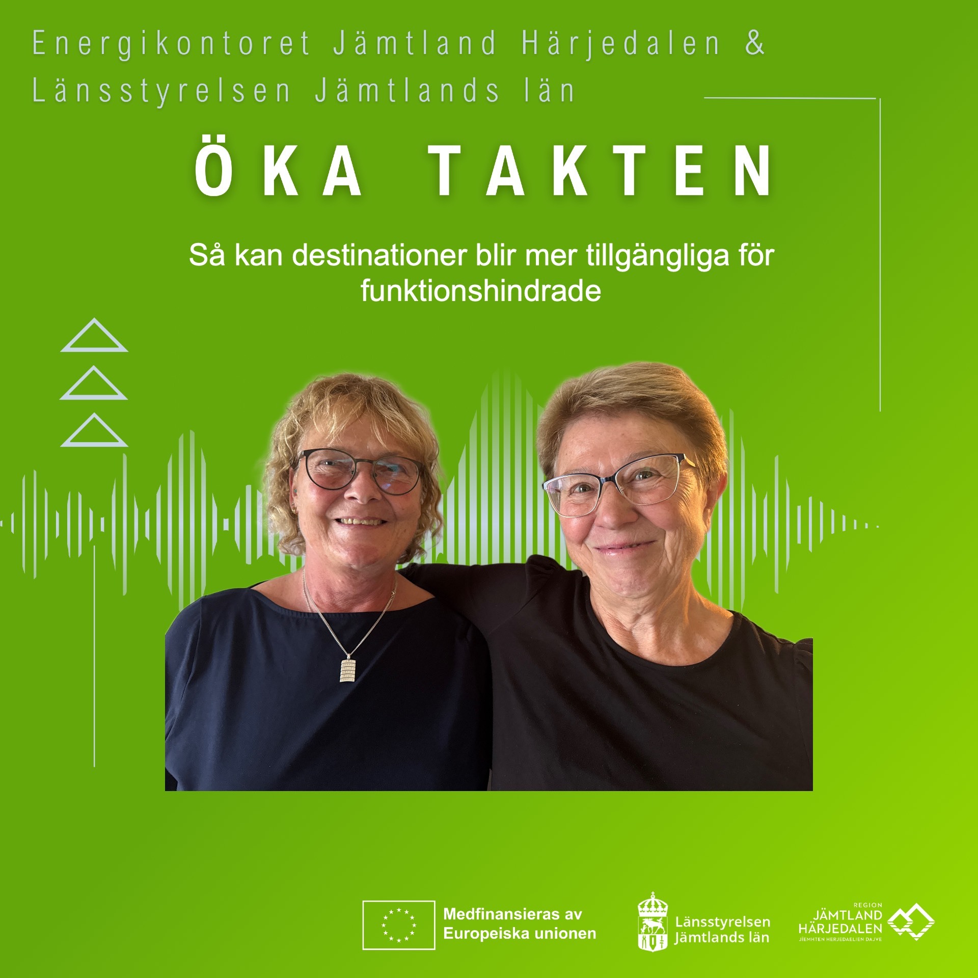 Två kvinnor i övre medelåldern tittar in i kameran