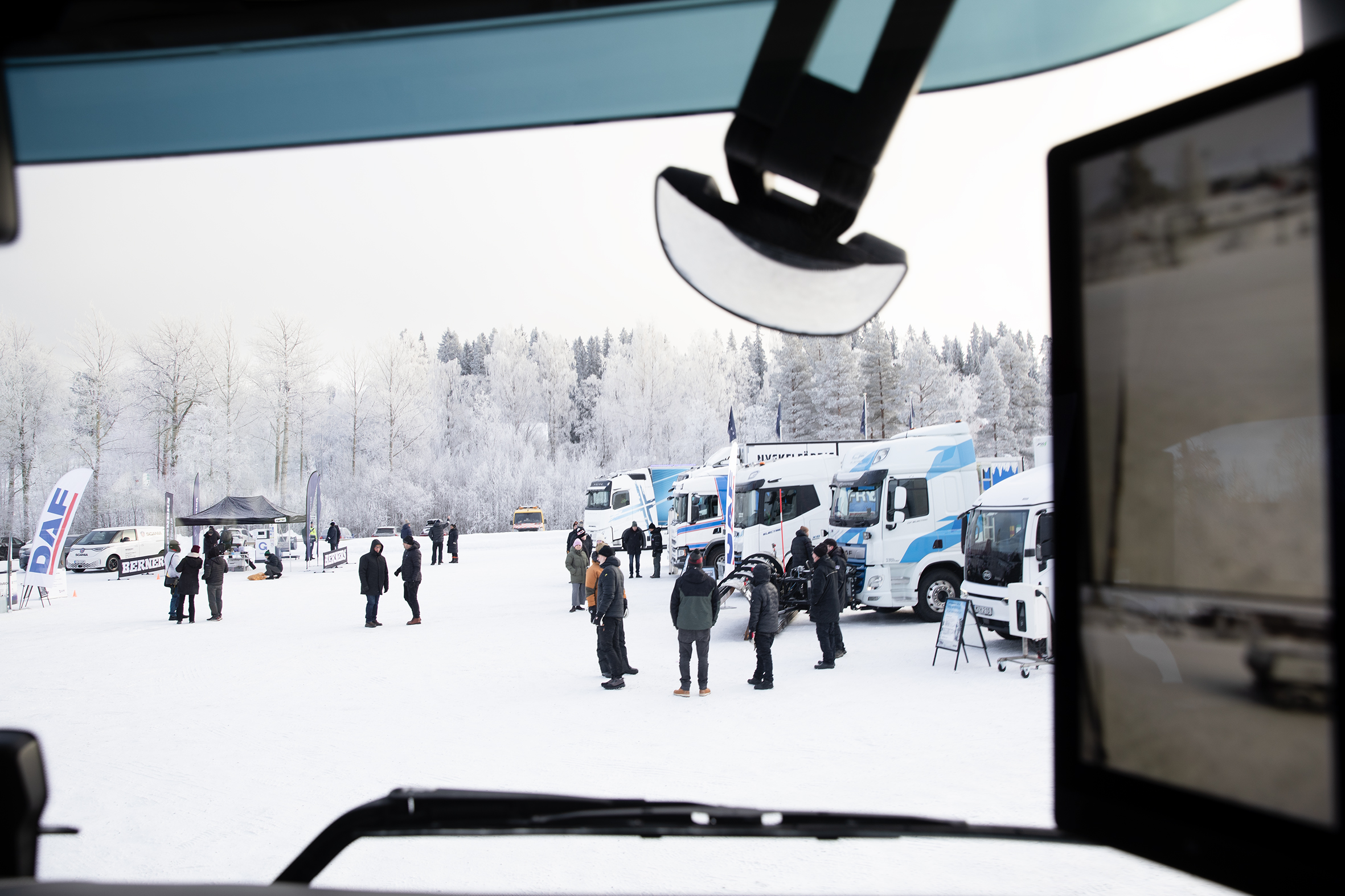 Besökare på The Roadshow Winteredition, bild tagen från passagerarhytten i en lastbil. 