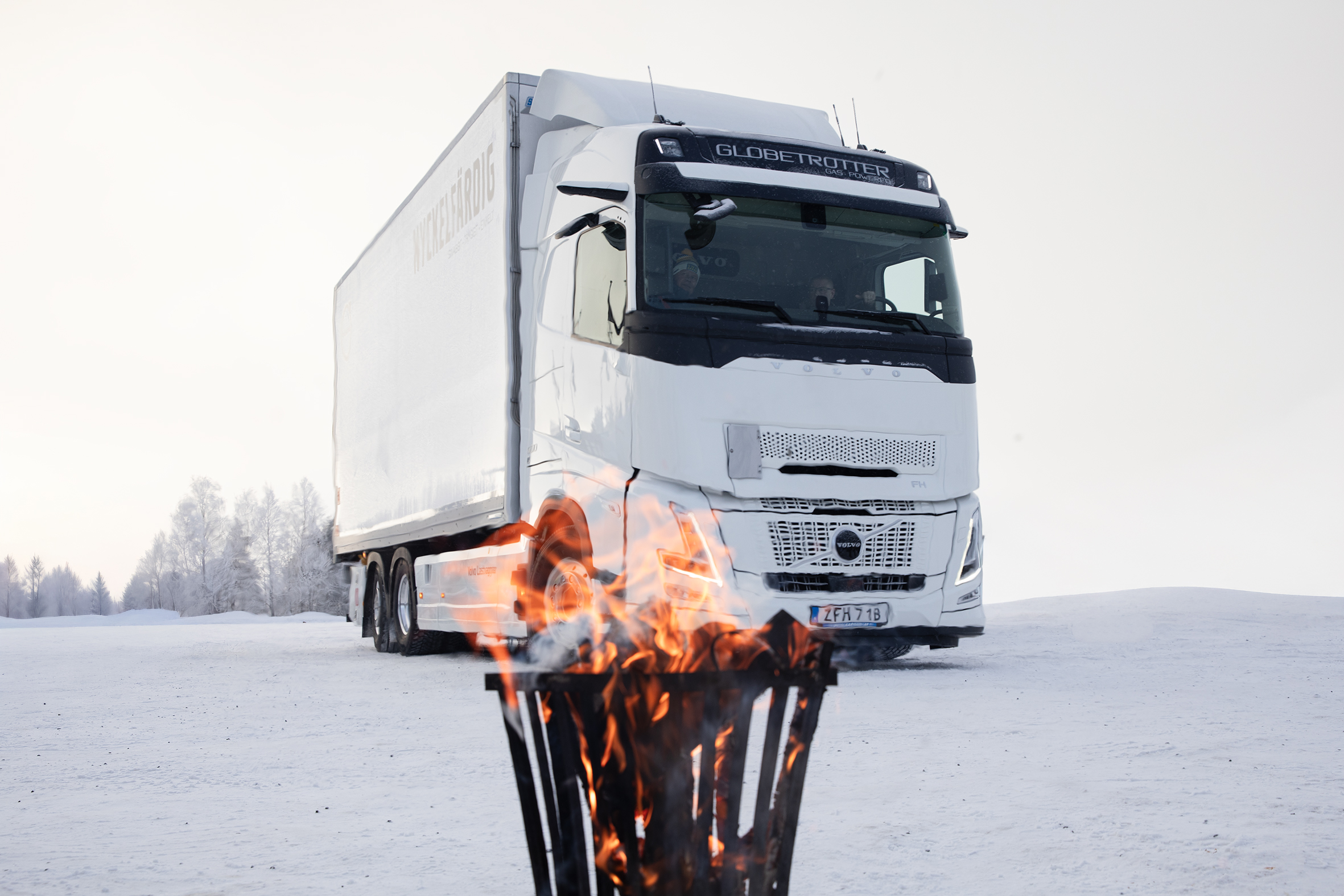 Lastbild med eldkorg framför.