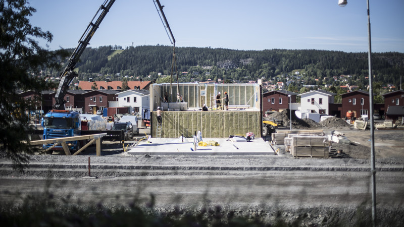 Byggarbetsplats med byggkran och Frösön i bakgrunden.