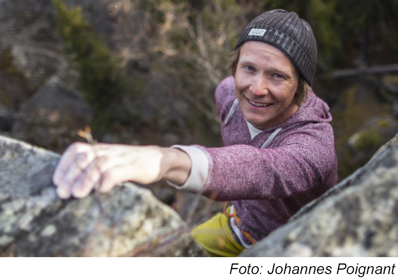 Man som tittar upp mot kameran när han klättrar på en sten Foto: Johannes Poignant