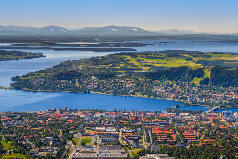 Panoramavy över Östersund, Frösön, Storsjön och fjällvärlden