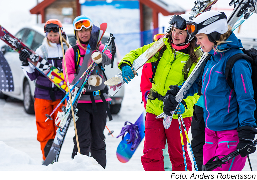 Ungdomar som är klädd för slalomåkning och som bär skidorna på axeln Foto Anders Robertsson
