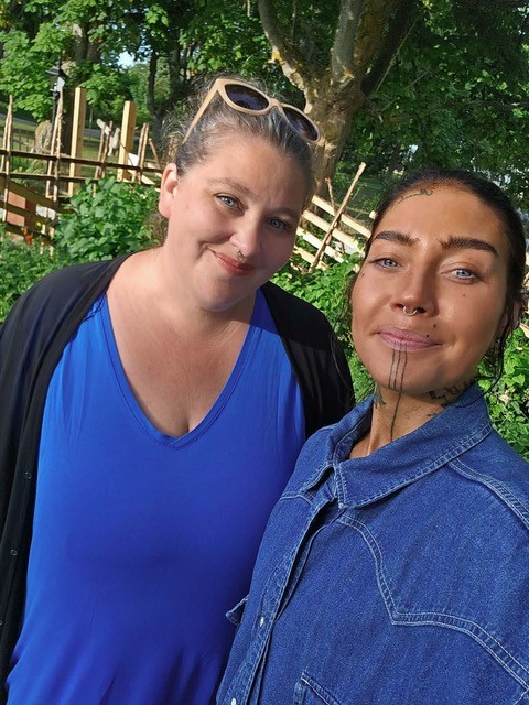 Två kvinnor på bild