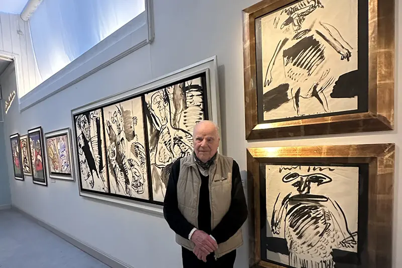 Curt Aspelin framför litet av konstnärens tidiga tavlor