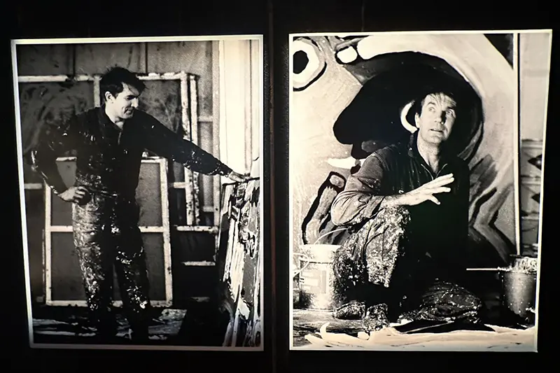 Två svartvita foton på konstnären in action i sin ateljé