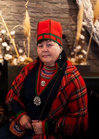 Porträttbild på en kvinna i samisk dräkt.