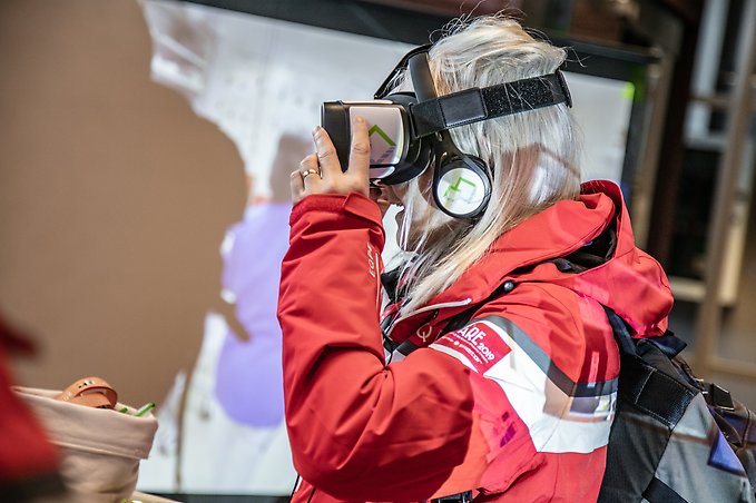 en kvinna tittar i ett par virtual reality-glasögon