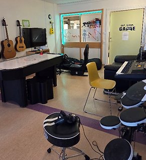 Ett rum med musikintrument