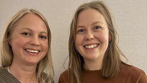 Porträttbild på två leende kvinnor.