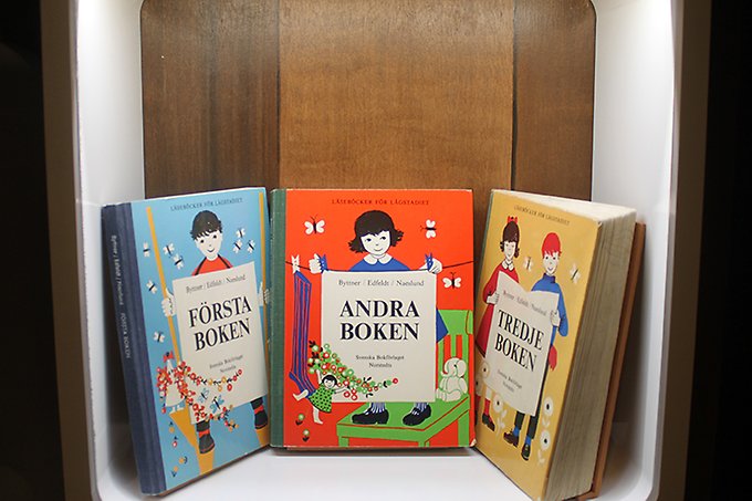 Tre färgglada läseböcker från förr