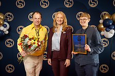 Standarden nominerades också till SIS Standardiseringspris där de blev en av tre finalister. Johan Lagrelius, Biofuel Region till vänster och Rebecka Stenberg, Energikontoret Jämtland Härjedalen, båda från Förnybart 2030 tar emot nomineringen från juryns ordförande, Annika Andreasen​, SIS.