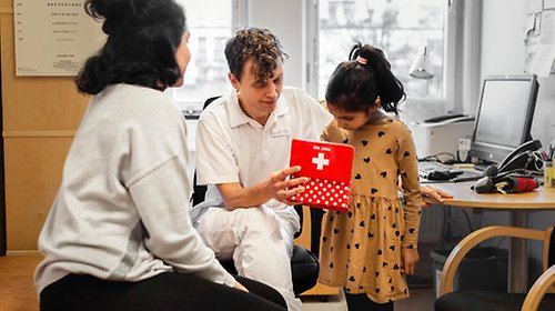 Läkare och patienter i ett undersökningsrum