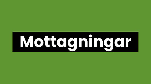 En grön bakgrund. På en svart platts mitt i bilden står det "Mottagningar".